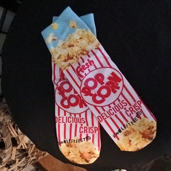 facemask/scarf and popcorn socks nwot 💚 - Picture 3 of 5